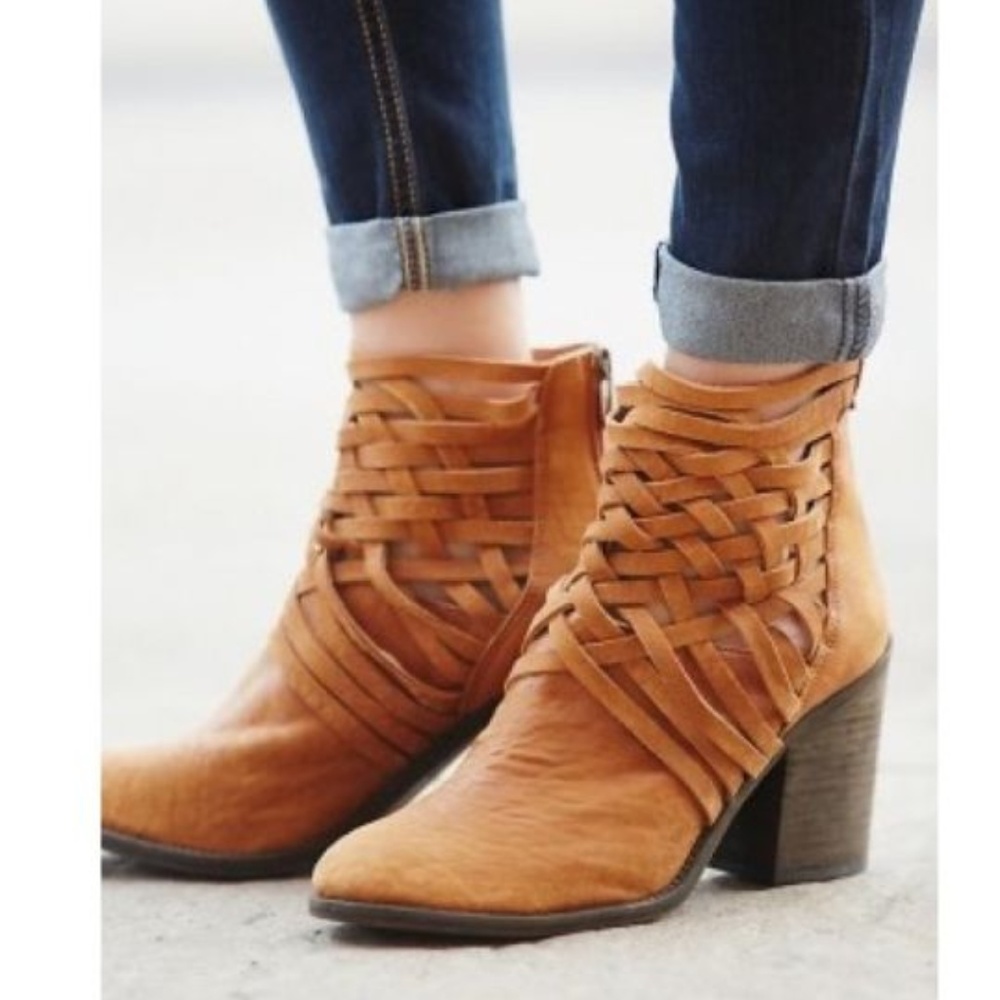 GUC: Free People. Carrera Bootie. Tan 8.5-9